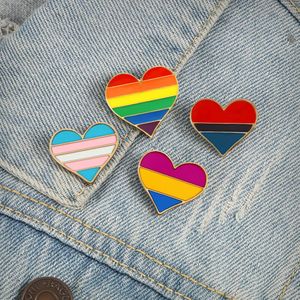 LGBT Red Rainbow Heart Broochかわいいアニメ映画ゲームゲームハードエナメルピンを集める金属漫画ブローチバックパックハットバッグカラーラペルバッジ