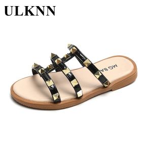 운동화 Ulknn Children 's Roman Sandals 2021 New Girls'Summer Fashion Flat Rivet 슬리퍼 Babay 어린이 신발 크기를위한 검은 슬리퍼 2636