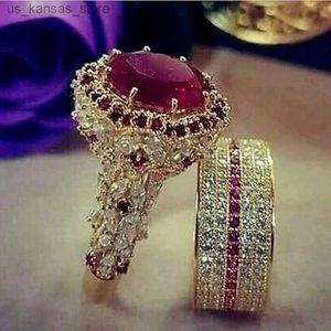 Cluster Rings Elegant Gold Hip Hop Ring with Womens Fashion Setting of Zircon Red Stone Wedding Ring Set Party Bride Engagement Jewelry240408