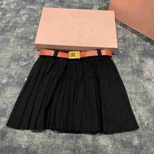 Designer Women's Short Skirt Metal Buckle Belt Fashionable Hundred Vintage British jk Style Short Pressure Pleated Half Skirt S9F50