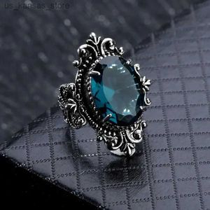 Pierścienie klastrowe Huitan Rzeźbiony wzór Retro Women Pierścień z owalnym niebieskim CZ Stone Retro Pierścień damski używany do imprezowych prezentów z okazji rocznicy nowej biżuterii240408
