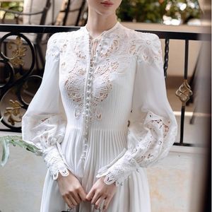 레이스를 곁들인 베트남 틈새 디자인 자수 및 중공 레이스 긴 드레스 랜턴 슬리브 긴 소매 흰색 휴가 스타일 드레스 240402