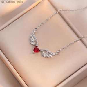 Pendant Necklaces New Love Heart Zircon Angel Wings Pendant Necklace for Women Light Luxury Fashion Versatile Collarbone Chain Wedding Party Gift240408