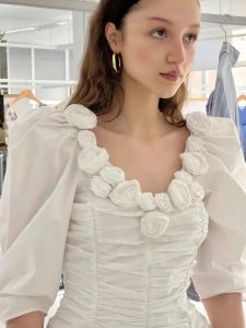 2023 Spring/Summer Nuova camicia da donna Shirt Vintage Shirt White Bolles Maniche eleganti decorazioni di fiori 3D ELEGANTI SCHIAZIONE