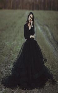 블랙 볼 가운 고딕 웨딩 드레스 긴 소매 V 목 얇은 명주 그물 주름 기어 계층화 된 치마 바닥 길이 신부 가운 맞춤형 크기 7730733
