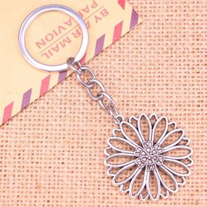 Keychains 20pcs Mode Keychain 38 35 mm hohle Blumenanhänger Diy Männer Schmuckwagen Schlüsselkette Ringhalter Souvenir für Geschenk