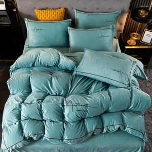 Bedding Define Plexush de inverno Quente bordado 4pcs Conjunto de veludo de cristal de veludo colcha de colcha de cast