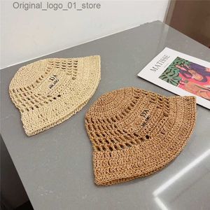 Breda randhattar Bucket Straw Hat Designer Caps Handvävda broderade bokstäver Kvinnor Summer Beach Strawhat Lämplig för resebonhets Q240408