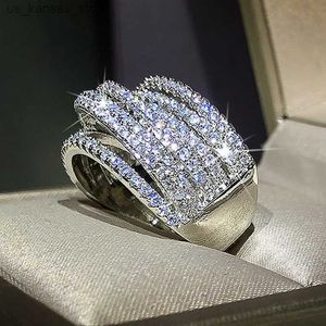 Pierścienie klastrowe Huitan Micro Paved Cz Bling Women Finger-Palce Nowoczesne projektowanie moda wszechstronna akcesoria żeńskie ol styl nowa biżuteria240408