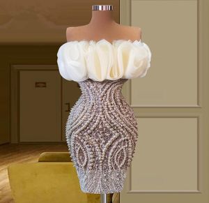 より多くの真珠の白いカクテルイブニングドレスオフショルダー階層のフリルミニ膝の長さの女性プロムドレスノースリーブローブDE3816237