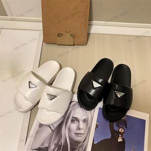 Kadın Tasarımcı Slaytlar İşlemeli Kumaş Dişleri Yumuşak Yastıklı Nappa Slayt Sandalet Mektup P Sandal Üçgen Baskılı Terlik Düz Topuklu Mule Yaz Plaj Ayakkabıları