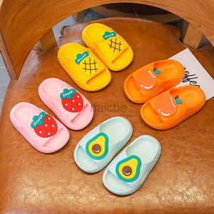 Slipper Summer Cartoon Strawberry Kids Slippers For Boys Beach inomhus tofflor Söta tjejskor hem mjukt icke-halk söta barn tofflor 2449