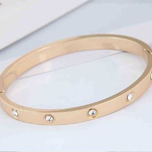 Designer charm Japanese and Korean Commuter 18K Titanium Steel Ten Diamond Family Bracelet Open Clip Simple Couple for Men Women