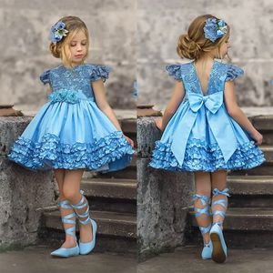 Vestidos de menina de flor curta de renda azul -céu vestidos de menina curta para vestidos de concurso de casamento, vestido de joelho de cetim da primeira comunhão