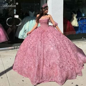 2024 Привязанная милая кулака Quinceanera платья с шариковыми платьями от рукавов на плече