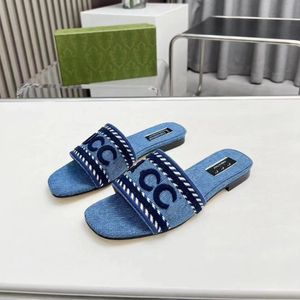 Mulheres de jeans azuis claras Mulheres planas MULES LUZURS SLIDES SAPAÇÕES THELAPERS SMISTERMENTE Bordados designers listrados Sandals de praia Sapatos fáceis de desgaste lisos deslizantes