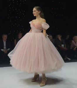 Жемчужные розовые пухлые платья выпускного вечера от плеча