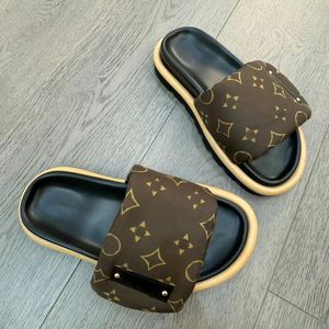 ファッションクラシックサンダルカジュアルシューズデザイナーEmed Slipper 2024 New Pool Beach Sliders Men Men Lomid