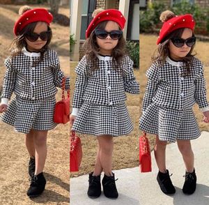 キッズデザイナー服の女の子幼児の小さなレディプリンセススカートセット長袖の厚い格子縞のコートジャケットスカートニットクロシェット7622764