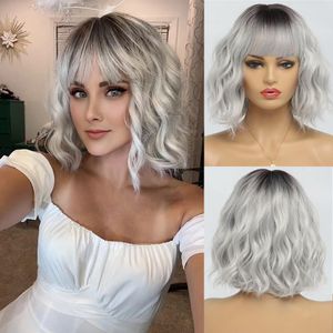 2024 Högkvalitativ svart Short Qi Bangs Wigs Hot Sale Blonde Small Wavy Hair Passale Europe America Fashion High Temperatur Rose Net Curly Wig Wig