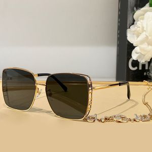 Designer med kedja och förpackning solglasögon kvinnor lyxiga ljusa färgade dekorativa speglar utomhus UV400 resistenta solglasögon högkvalitativa solskydd CH4581