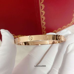 Luxury Classic Thick Gold Armband Designer Armband med Diamond Womens Top Notch V-Shaped Gold 18K Silver Armband Open Wedding Jewelry Box