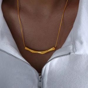 Anhänger Halsketten minimalistische glatte hohle Knochen Halskette Punk Gold plattiert Wellenschlüsselblatt Halshalskette Vintage Geometrischer Schmuck