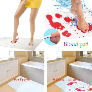 バスマットの色を変えるシャワーマットハロウィーンの装飾バスルームの床は水にさらされると赤くなります