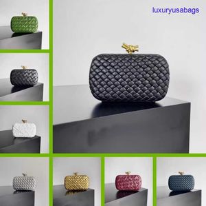 Botega Knot Evening Bag Minaudiere Clutch Womens Designer Bags Soft Pated أو Foulard Intrecio Lambskin Leather مع إغلاق عقدة معدنية مميزة 3U2W