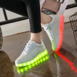 Sneakers Kriativ USB -laddare upplyst skor för pojke tjej glödande sneakers lyser upp tränare barn avslappnade lysande sneakers ledande tofflor