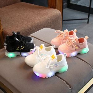 Sneakers barn lysande sneakers 2022 Nya vår- och sommarbarns ljusskor ledde blinkande pojkar och flickor sportskor avslappnad sneaker