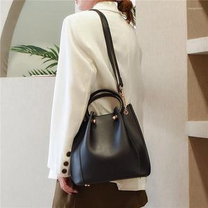 Väska hink handväska mode enkel stor kapacitet pendlare bagbig casual axel sned kvinnlig pack varumärke