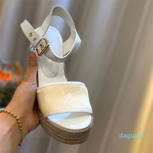 2024 Modedesigner Ladies Sandals Leder, der auf Zehenhochschuhen zeigt