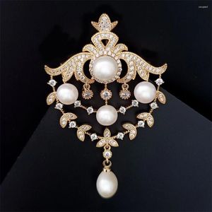 Brosches Elegant Light Luxury Natural Fresh Water Pearl Fringe For Women Dress Coat Designer Brooch Pins smycken Tillbehör