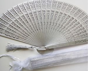 Personliga bröllopsgäster Sliver Wood Wedding Hand Fans med Organza Bag Brudduschdörrgåvor Party Favor 50st Lot Wholesal3136804