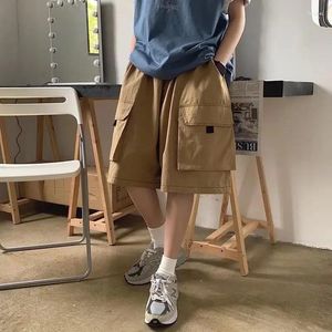 Shorts maschile estate 2024 con tasche di grandi dimensioni solide di colore solido ad alta petilità aderente e stile alla moda