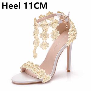 SURET Buty Crystal Queen Kobiety Pasek kostki Sandały Białe koronkowe kwiaty Pearl Tassel Super Stiletto High Heels Smukły ślub ślubny H240409 ZQN1