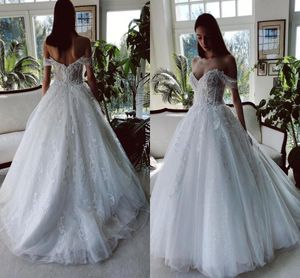 우아한 오프 숄더 라인 웨딩 드레스 섹시한 3D 레이스 아플리케와 함께 등이 없습니다 Tulle Long Bridal Gowns BC9463