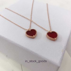 Colar de designer de alta qualidade Vancleff para mulheres Pouco colar de coração vermelho grossa eletroplatada com falha de ouro rosa de ouro ósseo vermelho pingente em forma de coração de ágata original