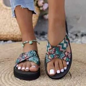 Terlik Yaz Moda Büyük Sandalet Kadın Yeni Avrupa Kalın Sole Sole Strap Tatil Plajı Sıradan Ayakkabı H240409 2T9N