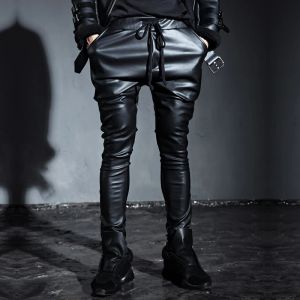 Jeans 2746 2023 Herren neue kurze schwarze Lederhosen Schnürung lässiger Skinny Hosen Punk -Stiefel -Jeans Männliche Bühnensänger Kostüme