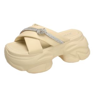 Ladies Fairy Coole Pantoffeln Freizeit und trendy Sommer Neue koreanische Version Strass dicker Einzelschwamm Kuchen runde Zehen mit abfallenden Fersen Sandalen für Frauenschuhe a067