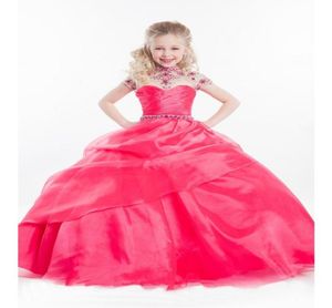 Новые роскошные розовые платья с розовыми маленькими девочками.