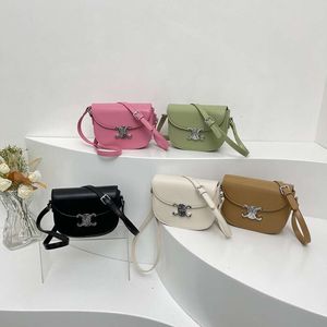 O designer de bolsa de couro vende bolsas femininas novas com 50% de desconto para mulheres com estilos elegantes e versáteis