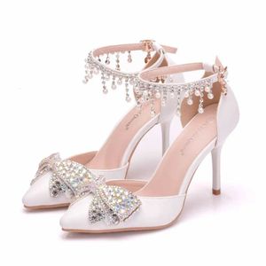 Klänningskor Crystal Queen 9cm High Heels Kvinnor Sexig bröllop Rhinestone Bow Butterfly-Knot Sandaler Pumpar för par H240409 U6YF