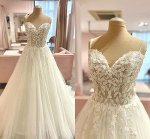 Enkel designad spets tyll bröllopsklänningar en linje älskling applikationer rygglösa långa brudklänningar plus storlekskamlar de mariage bc18569