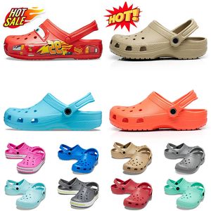 Toptan Kids Crocc Charms Sandalet Sandalet Ünlü Tasarımcı Kadınlar Klasik Cros Slaytlar Erkekler Çapraz Kablak Beach Ture Kauçuk Terlik Su geçirmez Platform Siyah Beyaz Sandale