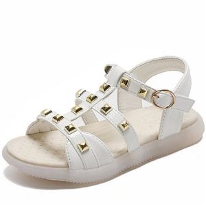 Girls sandals retrò le scarpe romane per bambini britanniche 2024 Summer New Rivet Soft Sole non slip Women Sandal Sandal Designer Kids Flats Size 21-35