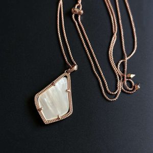 2024 Designer Kendrascott Jewelry Alexs Minimalist und modischer Auszug verstellbarer Roségold -Halskette mit geometrischem diamantförmigem weißen Scheibenschalenpullover c