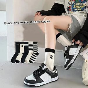 Frauen Socken 5pairs gekämmt gestickten Brief Big R College Style Sportstrümpfe Frauenstrumpf